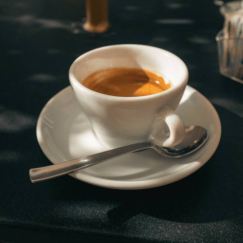 Doppio – en intens dobbelt espresso med fyldig smag og dyb aroma. Læs om, hvordan du laver den perfekte doppio, og hvilken kaffe der egner sig bedst.