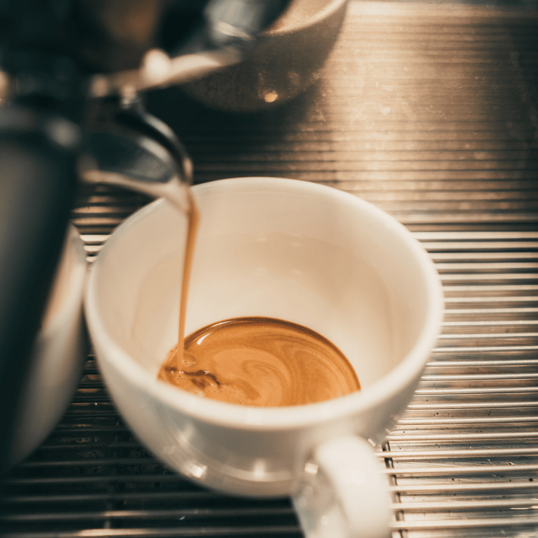 En intens og fyldig kop Ristretto, perfekt brygget med mørkristede bønner fra Brasilien.