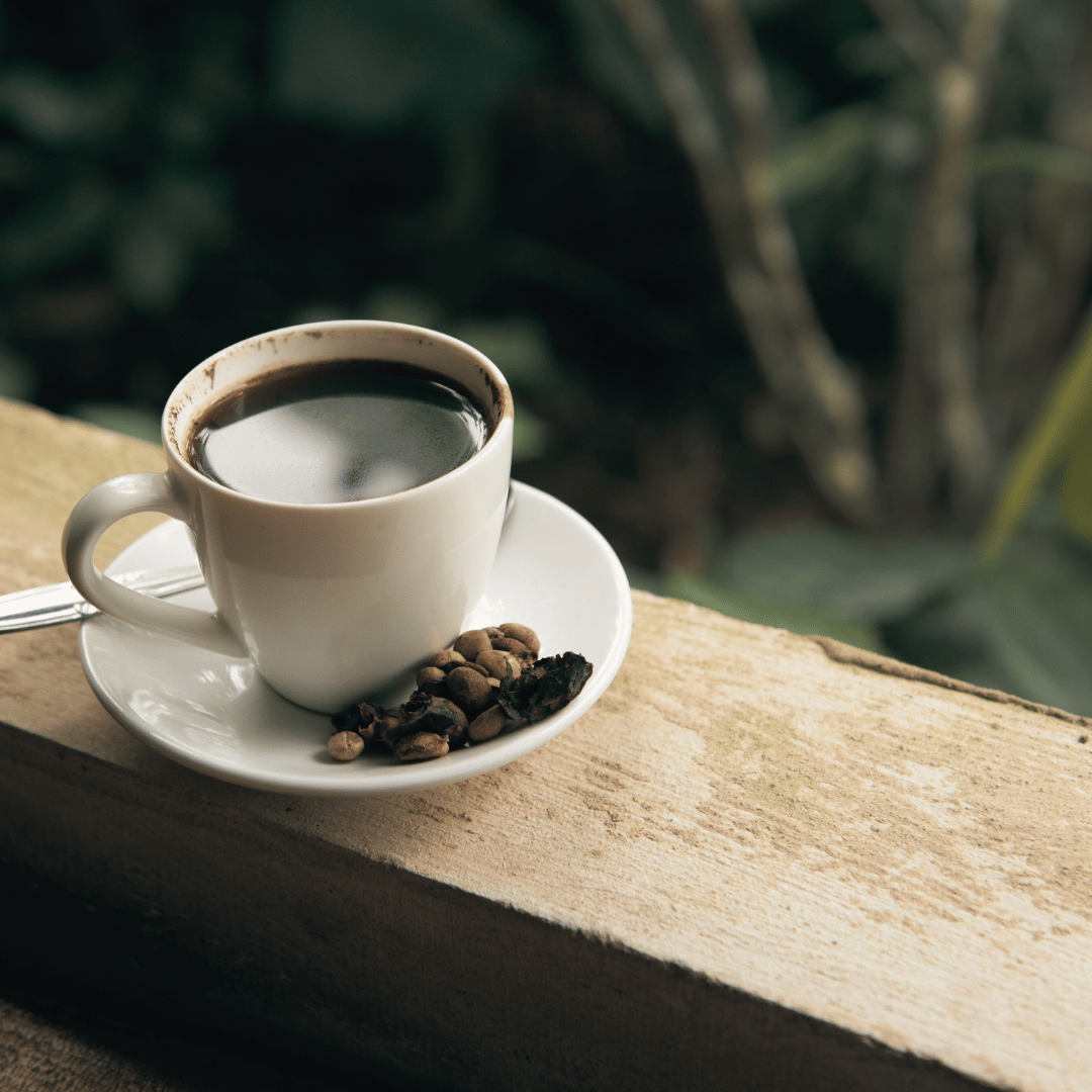 En kop eksklusiv kaffe med mørke, glinsende bønner – en smagsoplevelse i verdensklasse med nogle af de dyreste kaffebønner på markedet.