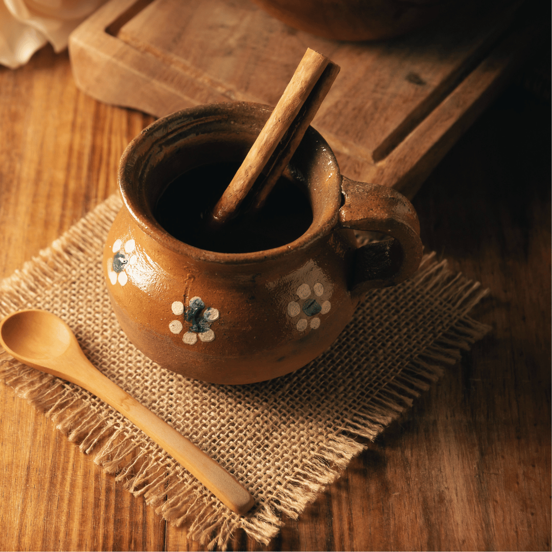 En samling af forskellige kaffe-drinks fra hele verden, inklusive vietnamesisk æggekaffe, mexicansk Café de Olla og irsk kaffe, lavet med friskristede kaffebønner.