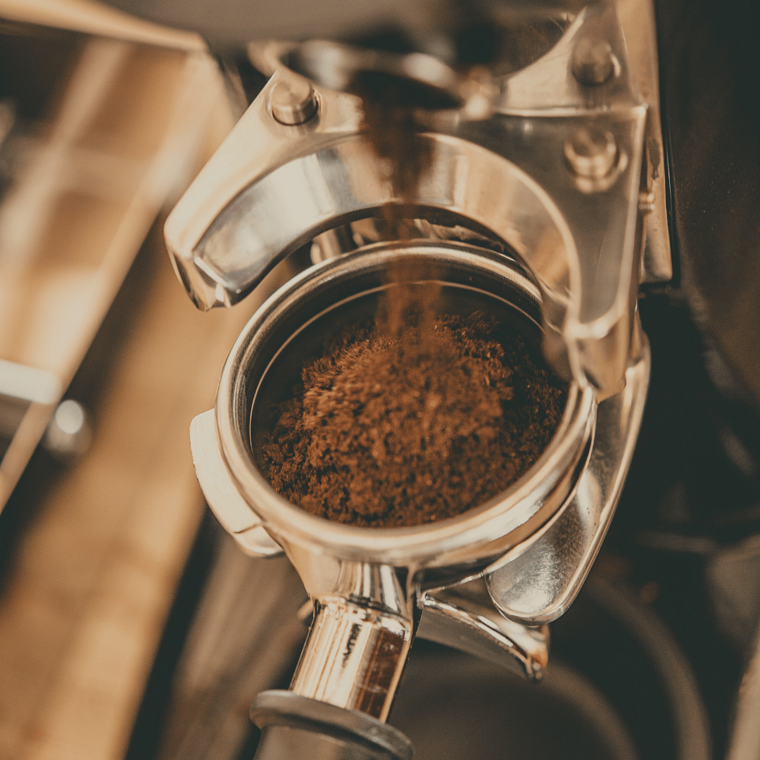 Friskbrygget kaffe i en keramisk kop, brygget med friskristede bønner for den bedste smagsoplevelse – rigtig kaffe lavet med omhu og de bedste råvarer.