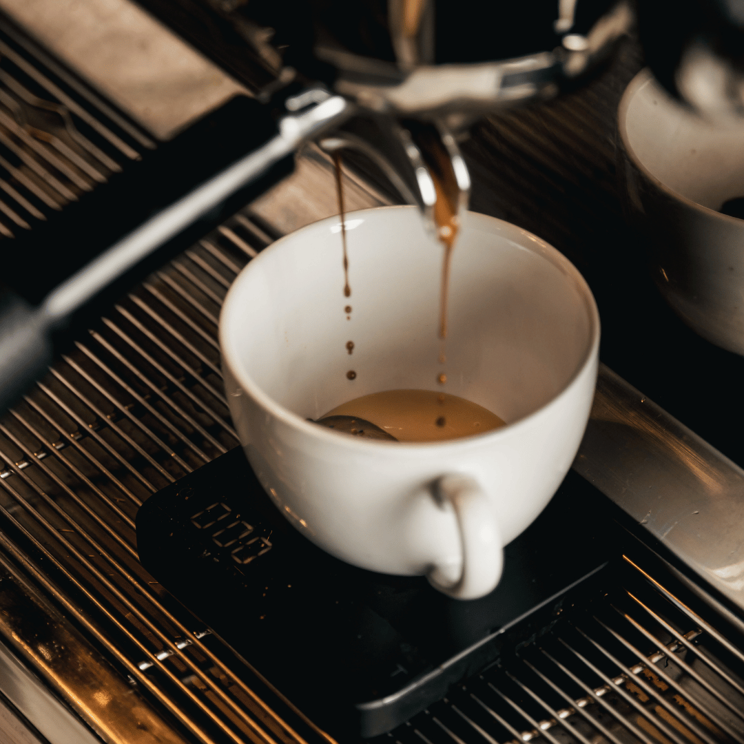 Friskristede kaffebønner klar til brug i espressomaskiner, nøje udvalgt fra vores sortiment af høj kvalitet for at sikre den bedste espressooplevelse.