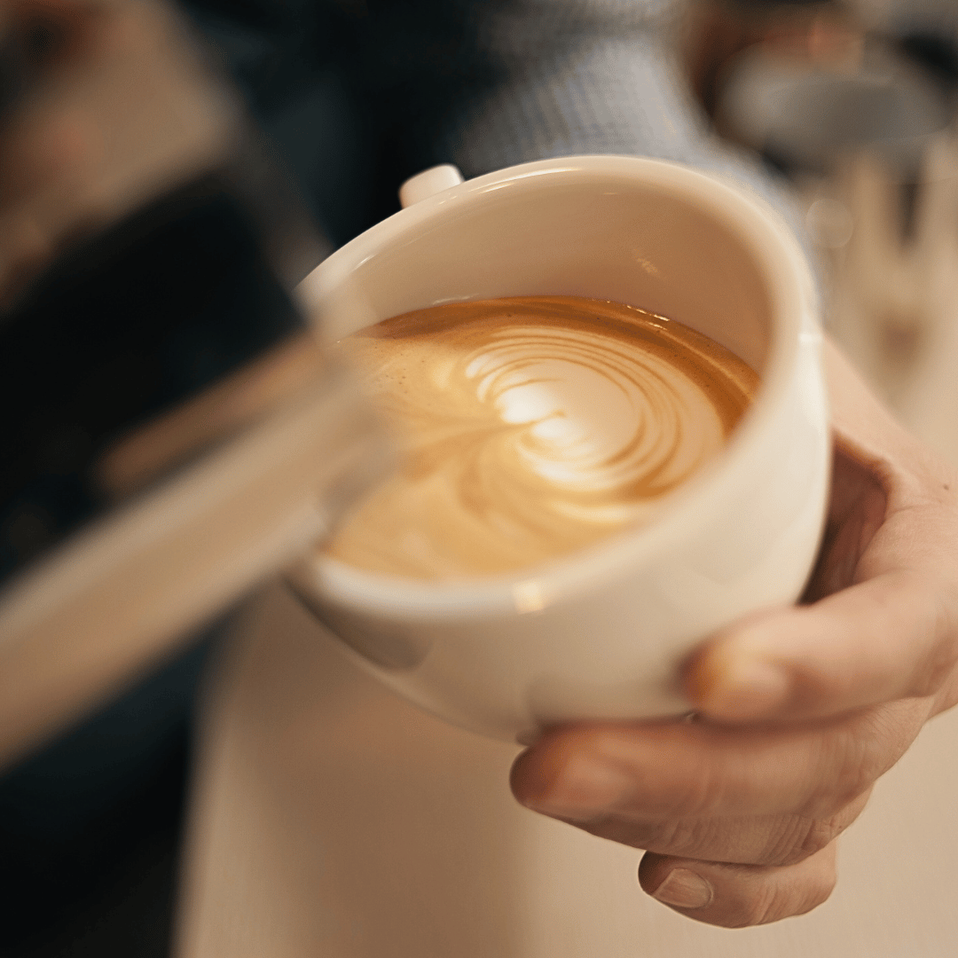 Latte opskrift: En lækker latte lavet med mellemristede bønner fra Colombia, dampet mælk og et tyndt lag skum på toppen.