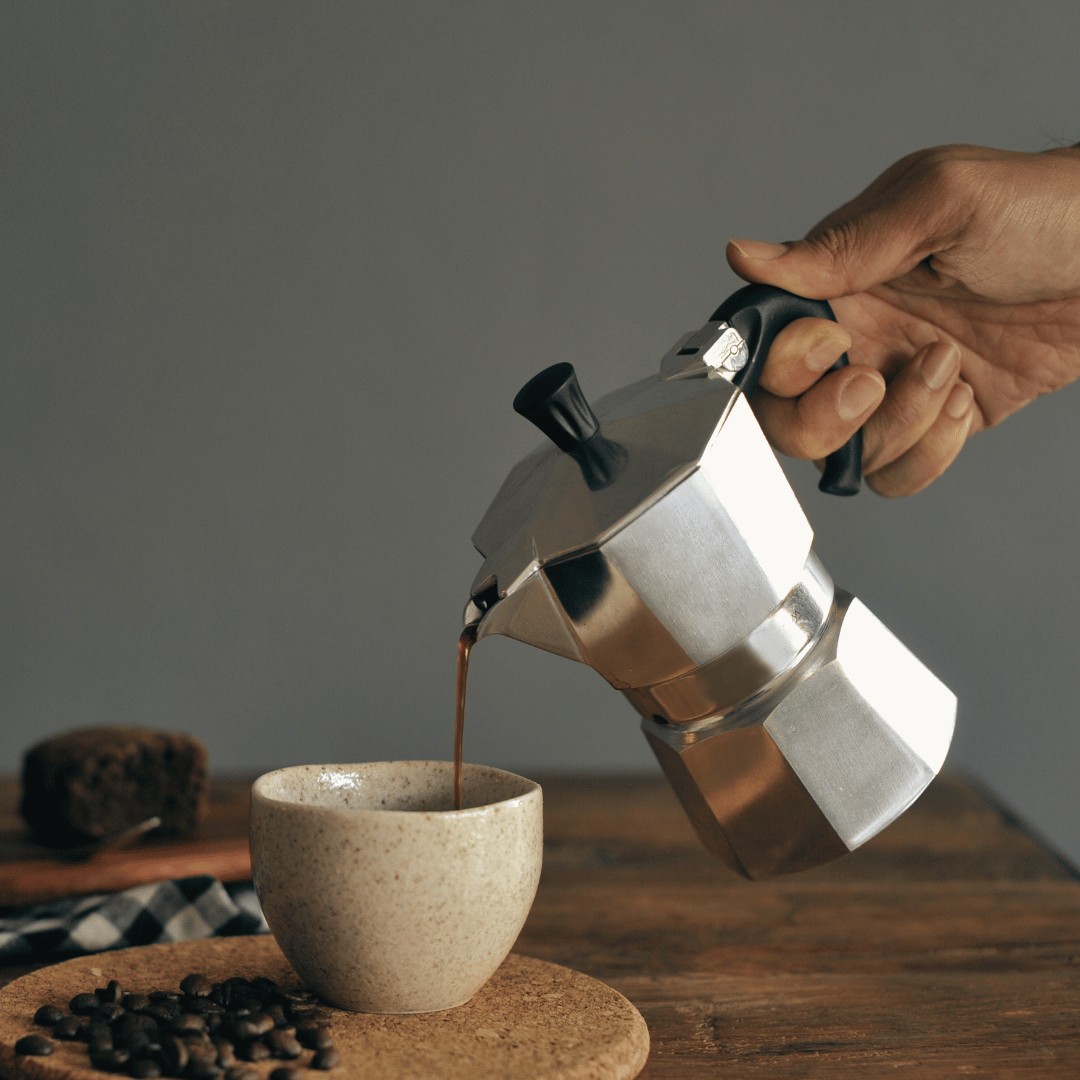 Trin-for-trin guide til at brygge mokkakaffe – Sådan bruger du en mokkakande med vores anbefalede kaffebønner fra Brasilien, Colombia og Tanzania. Få tips til den perfekte brygning for en fyldig og aromatisk kaffeoplevelse.