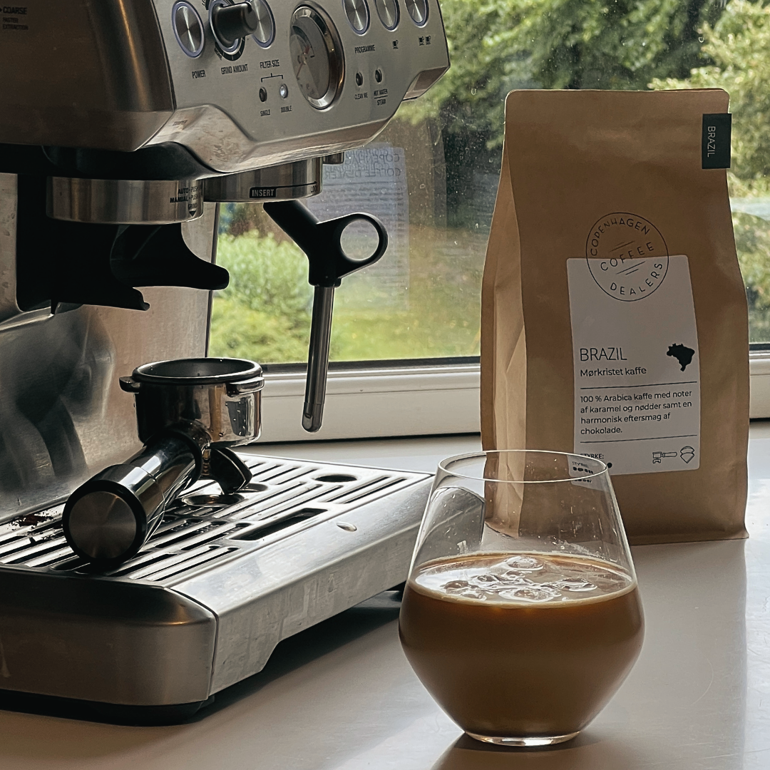 Iskaffe opskrift: En forfriskende iskaffe med isterninger, mælk og flødeskum, perfekt til varme dage. Lær at lave iskaffe derhjemme.