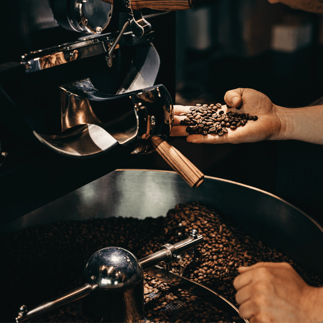 Friskristede specialkaffebønner klar til levering – ristet på bestilling for maksimal smag, kvalitet og friskhed direkte fra vores kafferisteri.