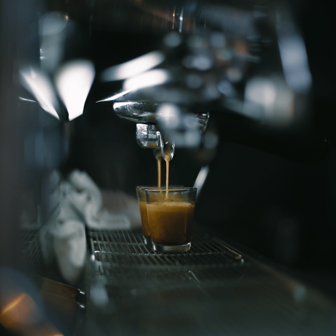 Friskristet kaffe til caféer – skræddersyet kaffeløsning med udsøgte bønner og ekspertrådgivning for en unik kaffeoplevelse til dine gæster.