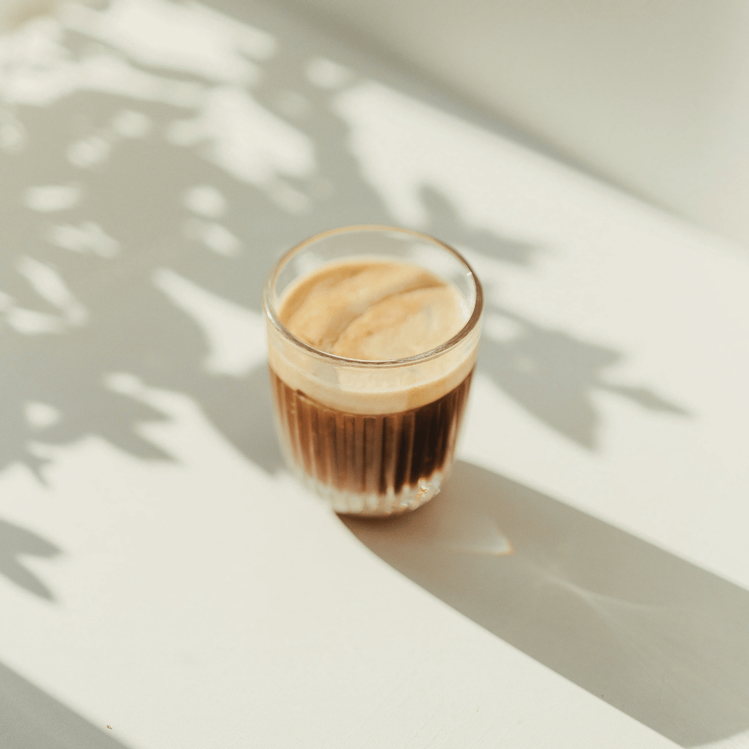 Kaffelevering i Aarhus fra Copenhagen Coffee Dealers – friskristet kvalitetskaffe leveret direkte til døren for en optimal smagsoplevelse.