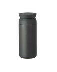 Kinto Termokop 350 ml i sort – stilren og vakuumisoleret termokop, der holder dine drikke varme eller kolde i timevis. Perfekt til kaffe og te på farten.