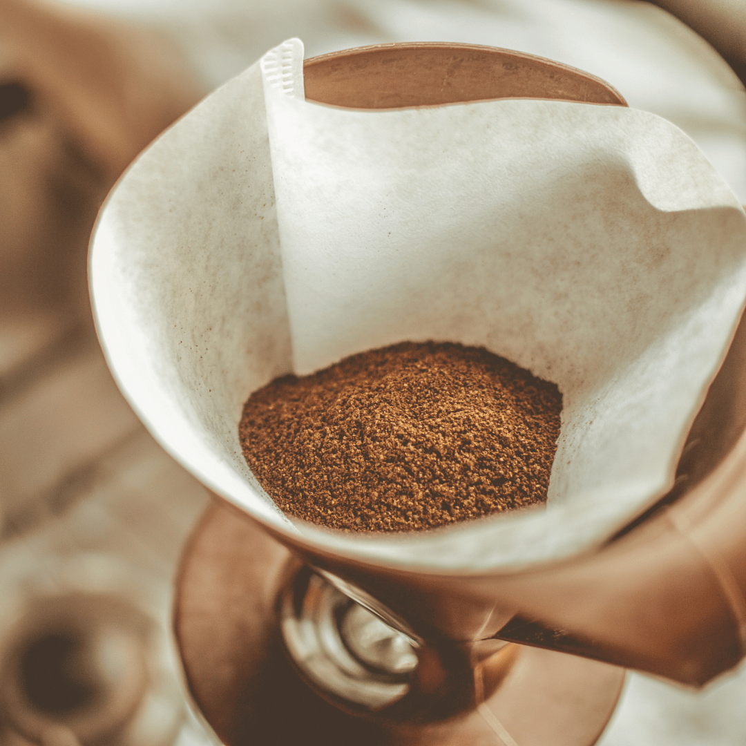 Nymalet kaffe fra Copenhagen Coffee Dealers – friskristede bønner malet tilpasset din bryggemetode for optimal smag og aroma.