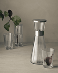 Skandinavisk design og funktionalitet forenes i Rosendahl Grand Cru Vandkaraffel 90 cl – passer perfekt i køleskabslågen.