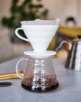 Hario V60-02 kaffetragt i hvid keramik – elegant pour-over brygger til specialkaffe med optimal varmefordeling og præcis ekstraktion.