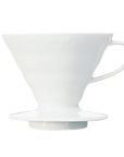 Hvid keramisk Hario V60 kaffetragt – bryg perfekt filterkaffe med stilfuldt design og jævn vandgennemstrømning.
