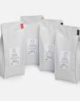 Dyk ind i vores 4x1000g kaffe smagspakke, som samler det bedste fra Colombia, Brasilien, Tanzania og Kenya, for en uovertruffen smagsrejse