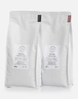 Vores 2x1000g kaffepakke fra Kenya og Brasilien tilbyder en ekstraordinær smagsrejse for kaffeentusiaster, der søger kvalitet og mangfoldighed