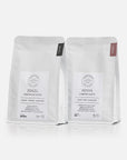 Opdag vores unikke 2x250g kaffepakke fra Kenya og Brasilien, perfekt sammensat for en alsidig og rig kaffeoplevelse