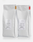 Vores eksklusive 2x1000g stempelkaffe smagspakke fra Colombia og Tanzania tilbyder en udsøgt smagsrejse for den ægte kaffeentusiast