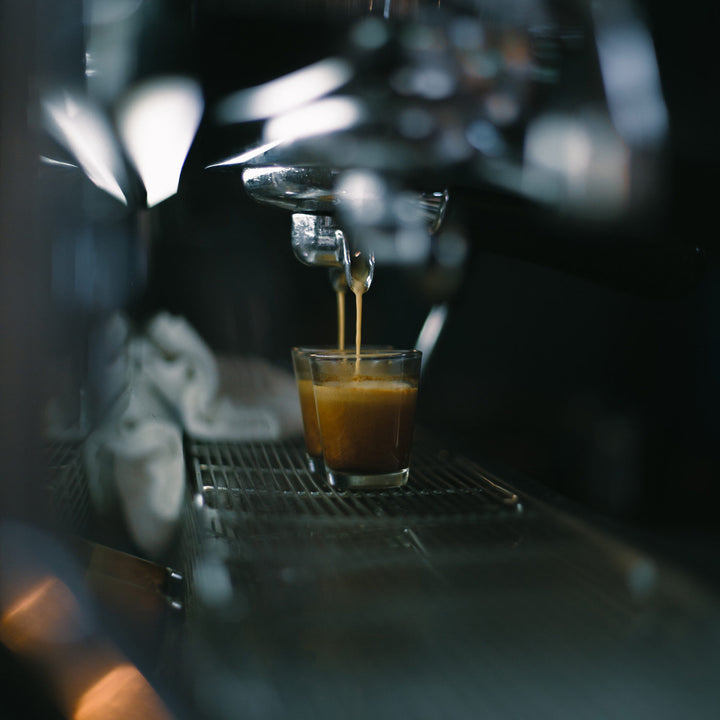 Hvodan laver man espresso? Hos Copenhagen Coffee Dealers giver vi dig svaret på hvordan du laver den bedste espresso.