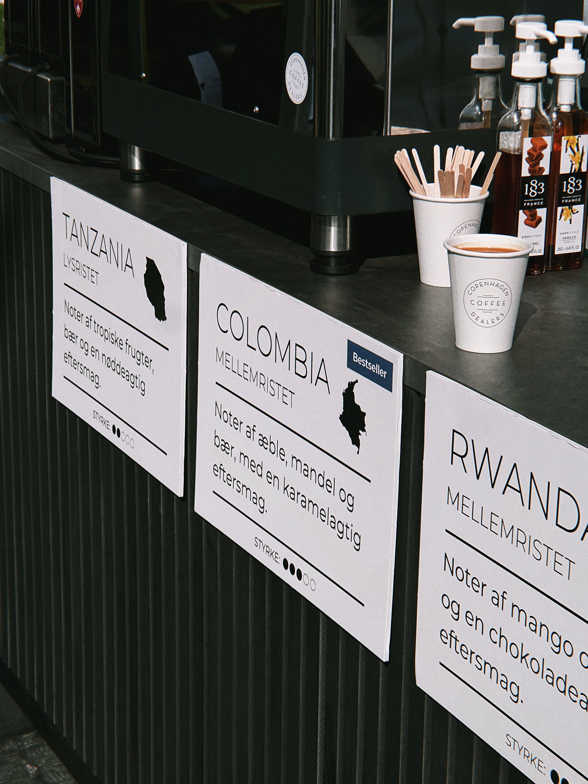 Besøgende smager på friskristet kaffe fra Copenhagen Coffee Dealers på BoligMadDesign-messen i Forum, København.