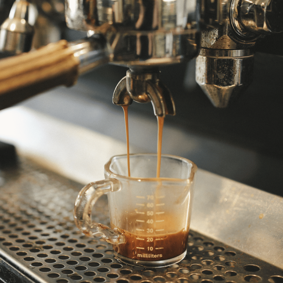 Bryggeenhed i en espressomaskine - hjertet af kaffeekstraktion, der sikrer en fyldig og aromatisk espresso ved at presse varmt vand gennem malet kaffe under højt tryk.