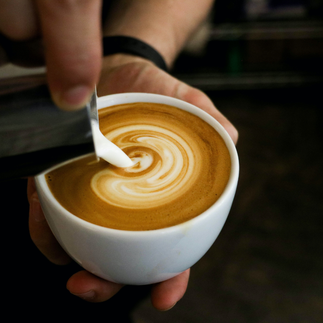 Cappuccino opskrift: En lækker cappuccino lavet med mørkristede bønner fra Brasilien, dampet mælk og et lag cremet skum på toppen.