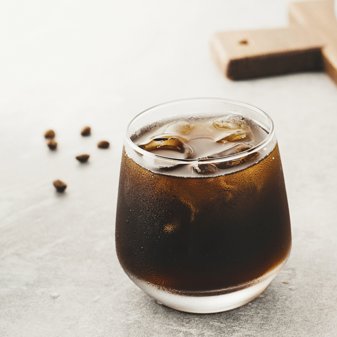 Cold brew kaffe lavet med mellemristede bønner fra Rwanda, serveret i et glas med is.