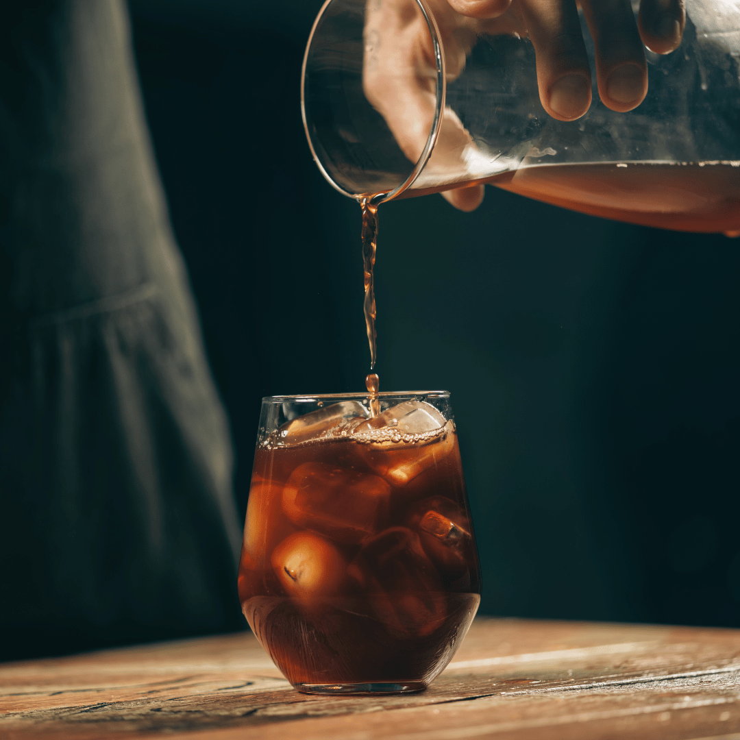 Cold brew kaffe brygget med vores lysristede kaffe fra Tanzania, kendt for sine frugtige noter og nøddeagtige eftersmag. Perfekt til at lave en forfriskende og afbalanceret cold brew derhjemme.