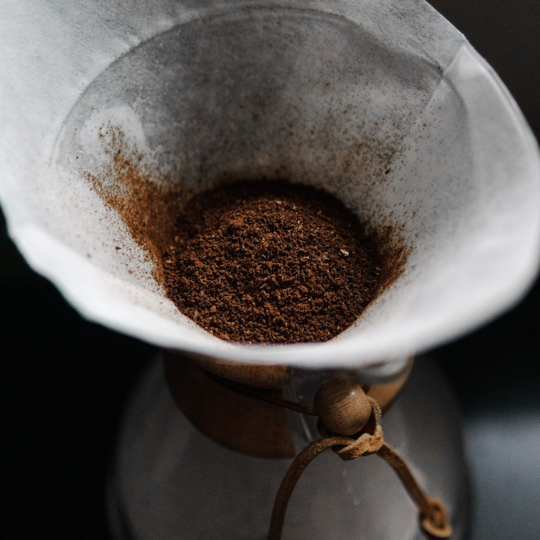Dosering af filterkaffe: Mellemristede kaffebønner fra Colombia og Rwanda målt til den perfekte kop filterkaffe ved hjælp af en køkkenvægt.