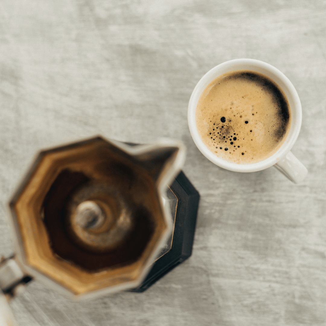 En Moka Pot brygger en fyldig kop kaffe med mørkristede kaffebønner fra Brasilien, perfekt til en rig og intens kaffeoplevelse.