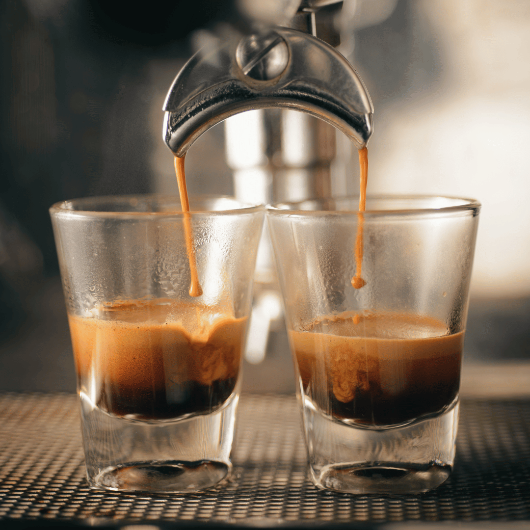 En frisklavet Espresso Sunrise-drink med lag af espresso og appelsinjuice, skabt med friskristet espresso fra Copenhagen Coffee Dealers. En forfriskende og smagfuld drik til både morgen og aften.