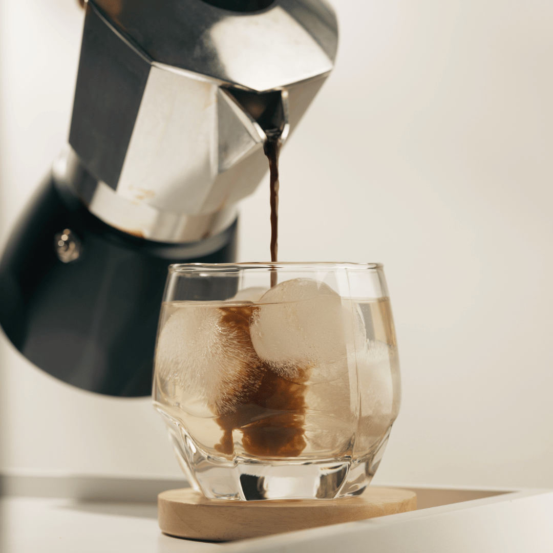 En guide til forskellen mellem mokka og espresso – lær om de unikke bryggemetoder og opdag hvilke kaffevarianter fra vores sortiment, der passer bedst til mokkakande og espressomaskine. Perfekte valg til at fremhæve smagsnuancerne i hver bryg.