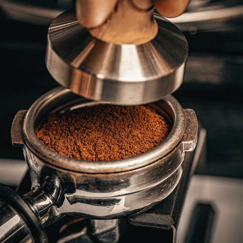 En kop espresso med rig crema brygget med friskristede kaffebønner fra Copenhagen Coffee Dealers, perfekt til at fremhæve de intense smagsnoter i en klassisk espresso.