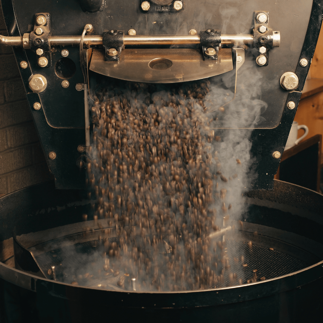 En kop friskbrygget kaffe, der kan være en del af en sund livsstil, med både fordele og ulemper ved regelmæssigt kaffeforbrug.