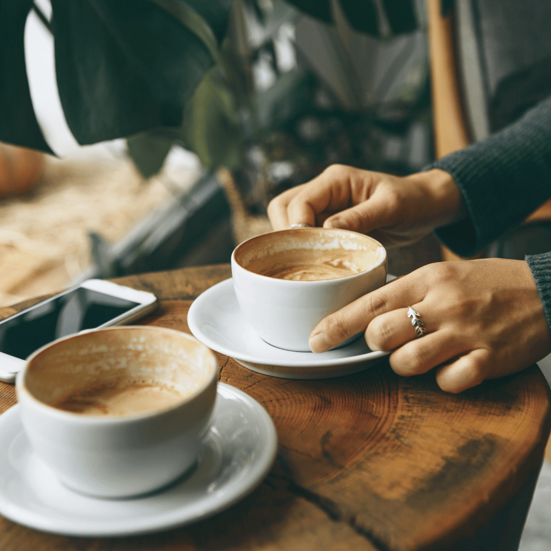 En kop friskristet kaffe fra Copenhagen Coffee Dealers, perfekt til at skabe sociale interaktioner og styrke netværksforbindelser i både personlige og professionelle sammenhænge.