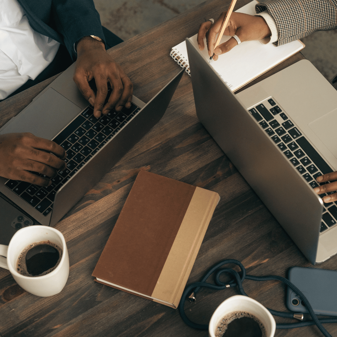En kop kaffe ved siden af en laptop, der symboliserer produktivitet. Læs vores guide til det bedste tidspunkt at drikke kaffe for maksimal produktivitet.