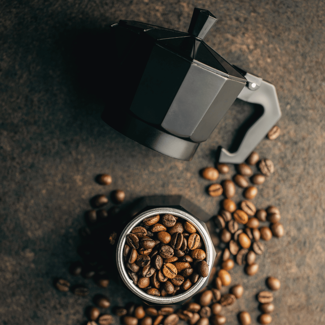 En mokkakande placeret på komfuret med kaffe, der brygges, illustrerer trin-for-trin processen i den ultimative guide til brygning af espresso på kande. Perfekt metode til at lave espresso-lignende kaffe derhjemme.