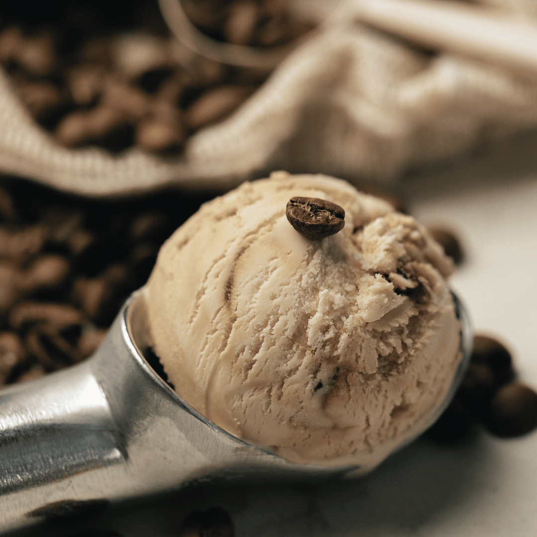 En skål med hjemmelavet kaffeis lavet med friskristet kaffe fra Copenhagen Coffee Dealers, serveret som en lækker dessert for kaffeelskere. Perfekt kombination af cremet is og rig kaffearoma.