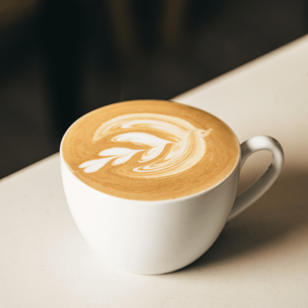 En smukt serveret skinny latte i en klar glas, toppet med let mælkeskum, ideel for dem, der ønsker en sundere kaffedrik med færre kalorier.