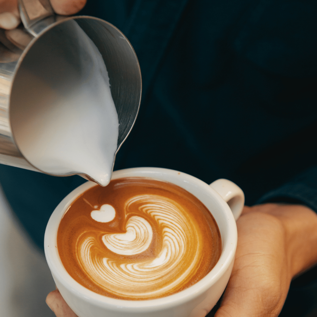En trin-for-trin guide til at brygge kaffe som en professionel barista, med fokus på korrekt brug af udstyr, friskristede kaffebønner og bryggeteknikker for at opnå den perfekte kop.