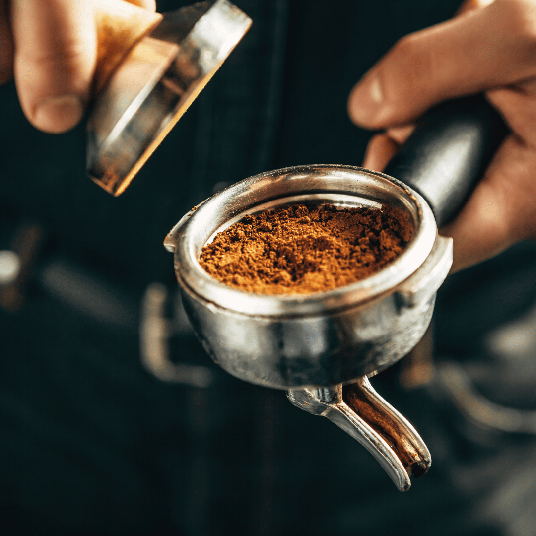 Espressomaskine bajonet (portafilter) fastgjort til espressomaskine, klar til at brygge en fyldig espresso. Perfekt til kaffeentusiaster, der søger den optimale smag og aroma i hver kop.