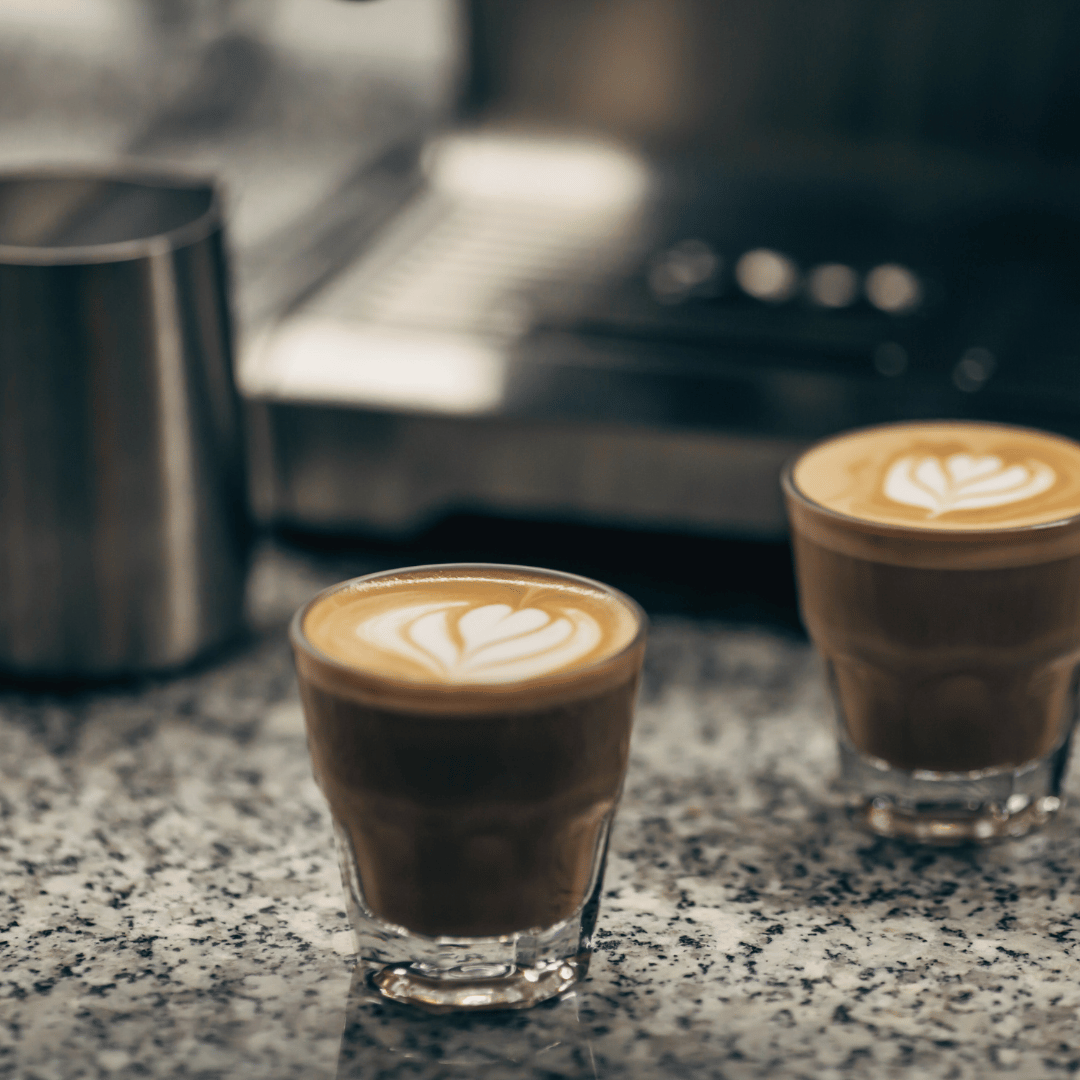 Et glas cortado med en perfekt balance mellem espresso og dampet mælk, lavet med friskristet kaffe fra Brasilien.