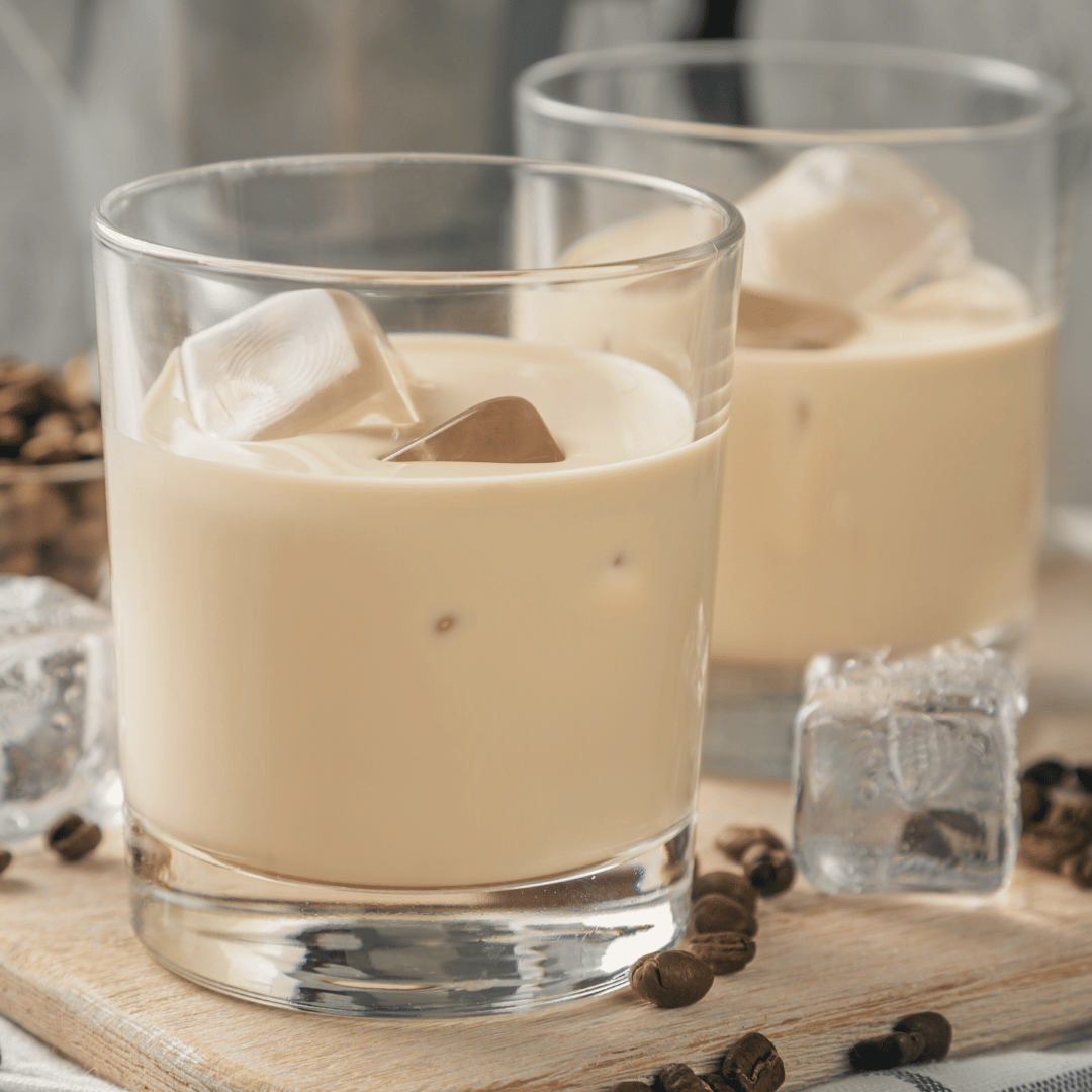 Et glas hjemmelavet kaffelikør med isterninger, lavet med mørkristet kaffe fra Brasilien for en fyldig smagsoplevelse med noter af karamel og chokolade.