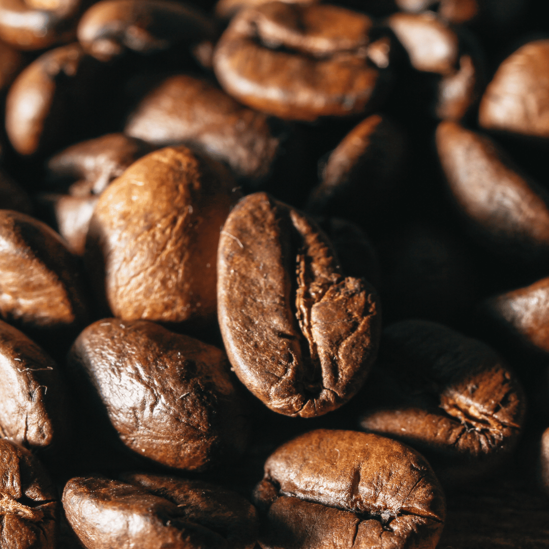 Fejr International Coffee Day med friskristet kaffe fra hele verden. Opdag nye kaffetyper og bryggemetoder, og støt bæredygtig kaffeproduktion på denne globale kaffedag.