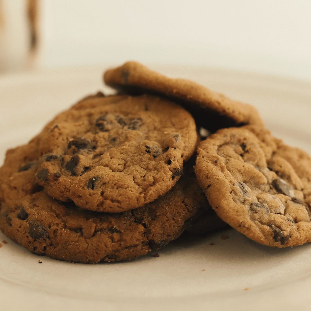 Friske espresso cookies lavet med intens kaffe, drysset med chokoladestykker og brygget med mørkristede kaffebønner fra Brasilien.