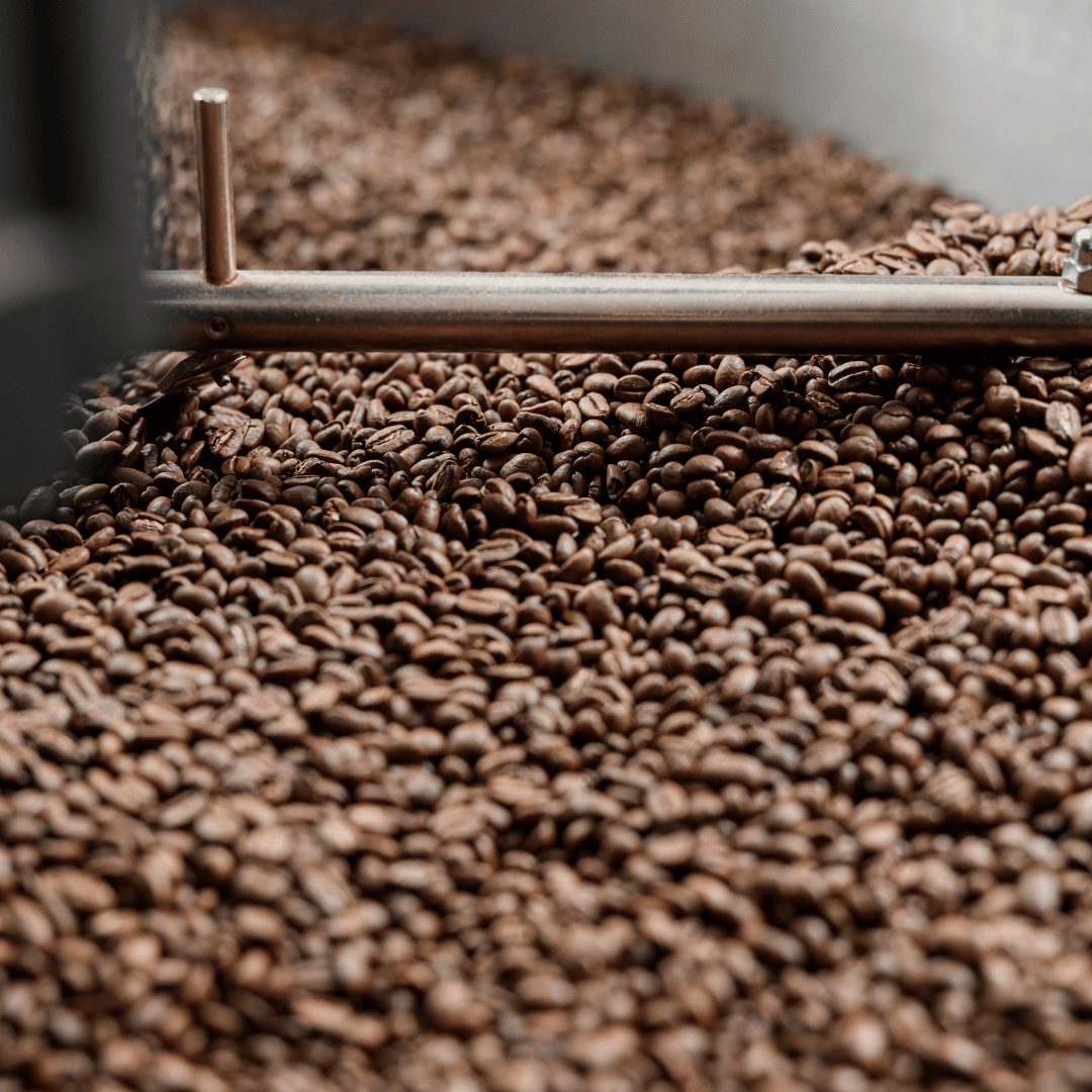 Friskristede kaffebønner fra Copenhagen Coffee Dealers, opbevaret for at bevare optimal smag og aroma, som forklaret i guiden til kaffens holdbarhed.