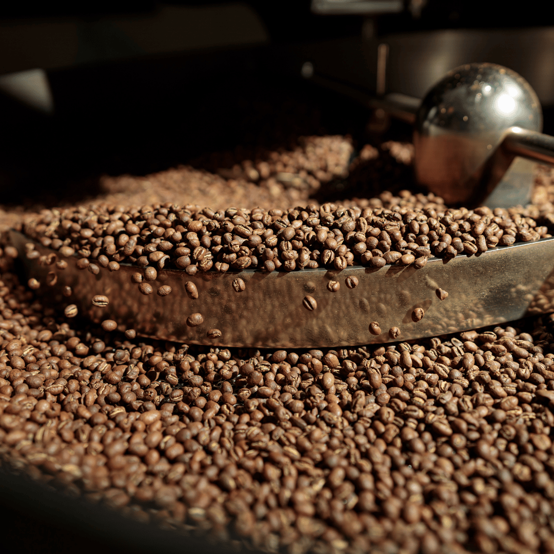Friskristet kaffe fra Copenhagen Coffee Dealers, som tilbyder kvalitetskaffe til overkommelige priser med bønner fra Brasilien, Rwanda, Colombia og Tanzania.