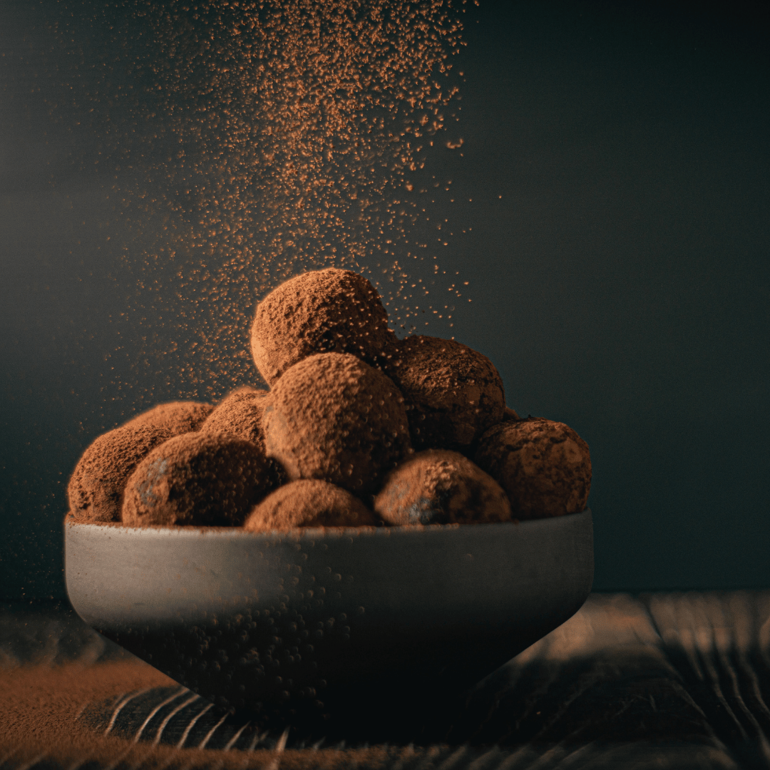 Hjemmelavede kaffetrøfler med kakaopulver og chokolade, en lækker dessert til kaffeelskere.