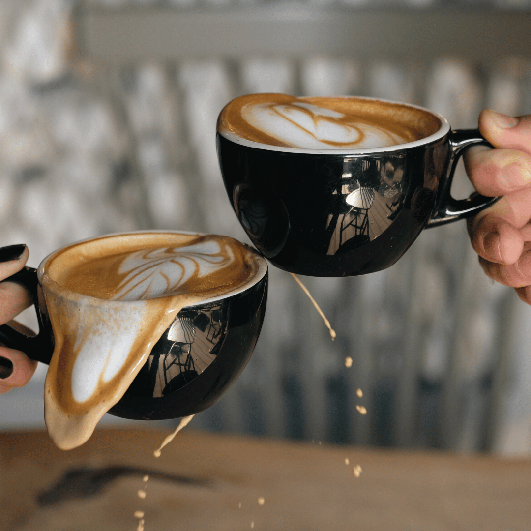 Forskellen på café au lait og caffè latte: Café au lait lavet med lysristede bønner fra Tanzania og caffè latte med mellemristede bønner fra Colombia.