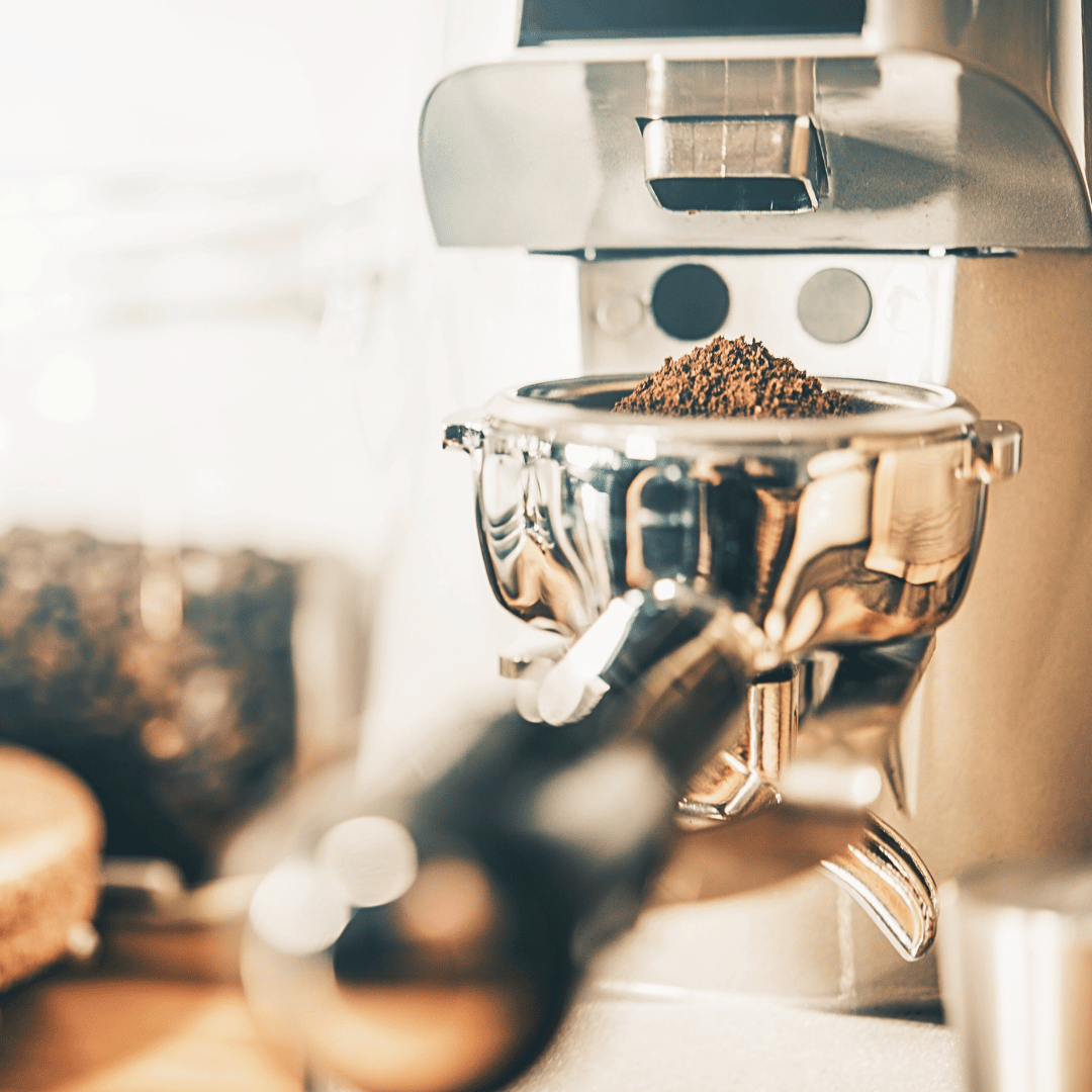 Hvilken kaffekværn skal jeg vælge: Håndkværn vs. Elektrisk kværn?