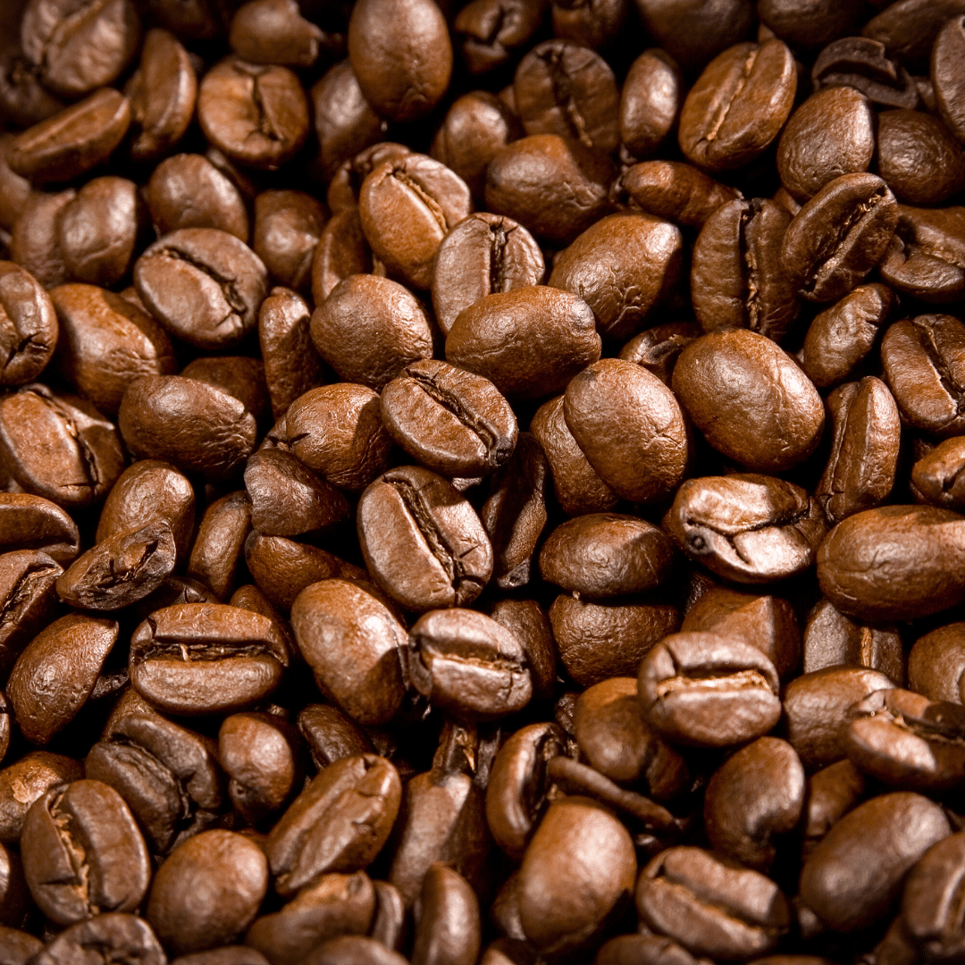 Perfekt dosering af hele kaffebønner til en kop kaffe ved hjælp af en digital vægt og vores lysristede bønner fra Tanzania, mellemristede bønner fra Rwanda og Colombia, og mørkristede bønner fra Brasilien.